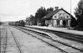 Skästra station, B-lok med tåg.