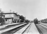 Stationen togs i bruk 1873
NKJ 6 eller trol. 8. [Nora-Karlskoga Järnväg.]
SJ Cc-lok.