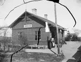 Simrishamn - Tommelilla Järnväg, CTJ, Järrestads järnvägsstation.
Taget från vagnen under tågets gång.