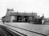 Malmö - Genarps Järnväg, MGJ lok 1 ”A. F. Hörstedt”, MGJ lok 2 ”Genarp” och MGJ lok 3 ”Qvarnby” vid lokstallet vid Genarp järnvägsstation.