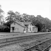 Malmö - Ystads Järnväg, MYJ,  Oxie järnvägsstation.
Det ligger  2 st stoppskor mellan spåren.