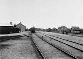 Till vänster. Markaryd Västra station, Skåne - Smålands Järnväg, SSJ. SSJ lok 2.
Till höger. Markaryd station Hässleholm --Markaryd Järnväg, HMJ.