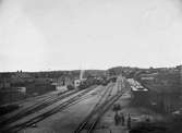 Till vänster. Markaryd Västra station, Skåne - Smålands Järnväg, SSJ. SSJ lok 3 med tåg.
Till höger. Markaryd station Hässleholm --Markaryd Järnväg, HMJ.