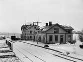 Del av bangården med stationshus och järnvägshotell.