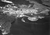 Flygfoto över Öjervik. Byggnaden till höger med skorsten vid vattnet är Öjerviks sågverk och var i drift 1916-1963. Den andra byggnaden vid vattnet med skorsten är Malvikens tegelbruk som var i drift mellan cirka 1906 och 1950.
JP