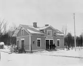 Ett mindre spår mellan bangården och denn lilla lastkajen, med tillhörande lastvagn