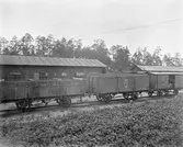 SLJ godsvagn 25, SLJ godsvagn 103, SLJ godsvagn 45. Spånga - Lövsta Järnväg, Norra Renhålln. stn