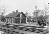 Stationen byggdes 1876. Nytt ställverk uppfördes 1914. 1946 omlades bangården, som dels fick förlängda spår, dels modern räls .
SWB, Stockholm - Västerås - Bergslagens Järnväg