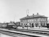 SWB 58.
Stationshus i trä. Arkitekt C Adelsköld. Stationen hade banhall 1866 - 1876.
KUJ Köping - Uttersbergs Järnväg
SWB ,Stockholm - Västerås - Bergslagens Järnväg.