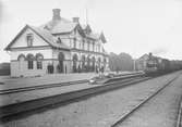 EHRJ 1 .
Stationshus i sten från 1902. 40 m lastkaj 1926 .
EHRJ, Enköping - Heby - Runhällens Järnväg