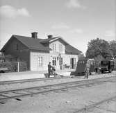 SWB motordressiner.(SJ)
En- och enhalvvånings stationhus i trä .
SWB ,Stockholm - Västerås - Bergslagens Järnväg .