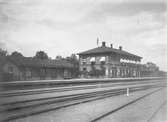 Stationsbyggnad i trä från 1875, brädfodrat 1884 och försett med trapphus mm 1904. Plattformstak vid stationshuset 1937. 1915 utbyggs stationshuset och ilgodsbyggnaden och en gångbro uppförs.