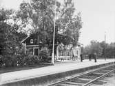 Stationshuset har sedan tillkomsten ej genomgått någon större ombyggnad eller förändring. Stationshus från 1875, brädfodrad 1887. Godsmagasin byggt 1882, betjäningsbostad 1893 .Persontrafiken lades ned 1966-05-21. Åter uppehåll för resandetåg från 1995-11-20. Återinvigning skedde 1995-11-19