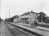 Stationen byggd 1875, påbyggd 1890 med en våning, bostad för stationsföreståndaren,