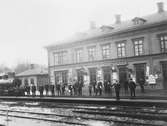 Stationsbyggnad i trä från 1875, brädfodrat 1884 och försett med trapphus mm 1904. Plattformstak vid stationshuset 1937. 1915 utbyggs stationshuset och ilgodsbyggnaden och en gångbro uppförs.