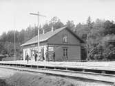 Stationen anlades 1876. 1914 tillbyggdes bagagerummet och vidare tillkom då en bekvämlighetsinrättning. Samtidigt installerades nytt ställverk, som sedan flyttades och ombyggdes 1935. Även bangården byggdes om 1914, den fick då fler och längre spår