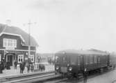 Statens Järnvägar, SJ  X1/CF1 .
Hållplatsen anlades 1906. Tvåvånings träbyggnad .Tvåvånings stationshus i trä