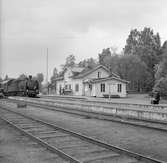 SWB 72.
SWB ,Stockholm - Västerås - Bergslagens Järnväg .
Stationen byggd 1879. En ursprunglig byggnad från 1876 revs och ersattes av den nuvarande. Stationshuset brädfodrat 1881 och tillbyggt 1898.
