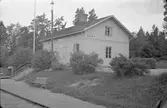 Stationshuset uppfört 1876 .Stationen byggd 1876, brädfodrad 1887. Godsmagasin byggt 1882, betjäningsbostad 1894.