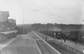 SWB tåg.
SWB ,Stockholm - Västerås - Bergslagens Järnväg .
Namnet var före 9.6.1947 VÄSTANFORS / VESTANFORS. Stationen anlades 1900. En mindre lastkran med kapacitet av 1000 kg uppsattes vid godsmagasinet 1939 och året därpå fick stationen en modern 50 tons vagnvåg. 1917-18 utvidgades bangården med två spår och 1945 med ytterligare ett