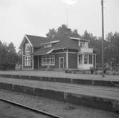 Station anlagd 1906. En- och enhalvvånings stationshus i trä, moderniserat 1945