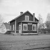 Hållplats anlagd 1906. Envånings stationshus i trä, renoverad 1945