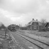 Hållplats anlagd 1906. Envånings stationshus i trä