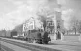 Station anlagd 1873. Nybyggt stationshus, två våningar i tegel, 1897.  Den första stationsbyggnaden envånings i trä. Ny stationshus 1897.
Tåget på bilden är på väg mot Österbymo.