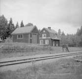 Hållplats anlagd 1915. Tvåvånings stationshus i trä