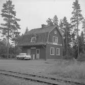 Hållplats med tvåvånings stationshus i trä