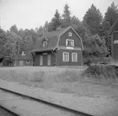 Hållplats med stationshus i två våningar i trä