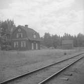 Hållplats med stationshus i två våningar i trä