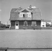 Trafikplats anlagd 1915. Tvåvånings stationshus i trä .Stationshuset kvar år 1995 som museum med bl a två uppställda EÖJ-vagnar. 
EÖJ, Eksjö - Österbymo Järnväg