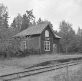 Hållplats anlagd 1905. Envånings stationshus i trä, byggt i vinkel