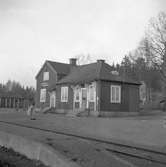 Hållplats anlagd 1922. Envånings stationshus i trä