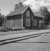 Trafikplats anlagd 1905. Envånings stationshus i trä, byggt i vinkel