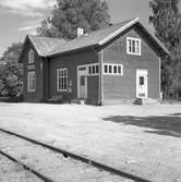 Hållplats anlagd 1905. Envånings stationshus i trä, byggt i vinkel