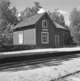 Hållplats anlagd 1905. Envånings stationshus i trä, byggt i vinkel