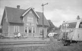 Trafikplats anlagd 1916. En- och enhalvvånings stationshus i trä