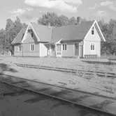 Håll- och lastplats. Envånings stationshus i trä