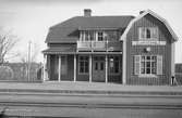 Station anlagd 1897. En- och enhalvvånings stationshus i trä, byggt i vinkel.