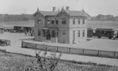 På bilden syns det ursprungliga stationshuset som brann ner 1901.
Station anlagd 1873.  Nuvarande stationshus två våningar, putsat. Mekanisk växelförregling . Ursprungliga stationshuset envånings i trä. Nytt stnhus 1898, tillbyggt med en våning 1903