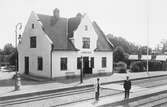 Station anlagd 1899. Stationshuset nybyggdes efter en eldsvåda 1913. Putsat stationshus i en och en halv våning. Moderniserat 1942-43.