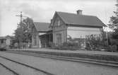 Trafikplats anlagd 1899. Envånings stationsbyggnad i trä, med två gavlar mot banan