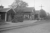 Trafikplats anlagd 1899. Envånings stationshus i trä, med två gavlar mot banan. Expedition och väntsal moderniserade 1944