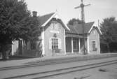 VASSMOLÖSA
Station anlagd 1899. Envånings stationshus i trä, med två gavlar mot banan
