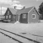 Hållplats anlagd 1918. Envånings stationsbyggnad i trä, byggd i vinkel. Moderniserad 1946.