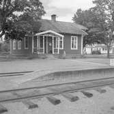 Hållplats anlagd 1908. Envånings stationshus i trä