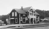 Station öppnad 27.9.1894. Stationshus med två våningar i trä. Nedlagd 31.10.1959. Stationshuset kvar 1988, men kraftigt ombyggt. När VbÄJ anslöt 1911 uppfördes ett järnvägshotell . Station anlagd 1896. En- och en halvvånings stationshus i trä
FJ , Falkenbergs Järnväg