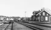 Station öppnad 23.12.1896. En- och en halvvånings stationshus i trä. Lokstall och vändskiva flyttad hit 1896 från Fridhemsberg. Fram till 1909 fanns poststationen i stationen. 1926 byggdes stationshuset om med bl a två nya övernattningsrum för lokpersonal. Stationen nedlagd 30.4.1961. Lokstallet borta och stationshuset ombyggt till kiosk 1988
FJ ,Falkenbergs Järnväg